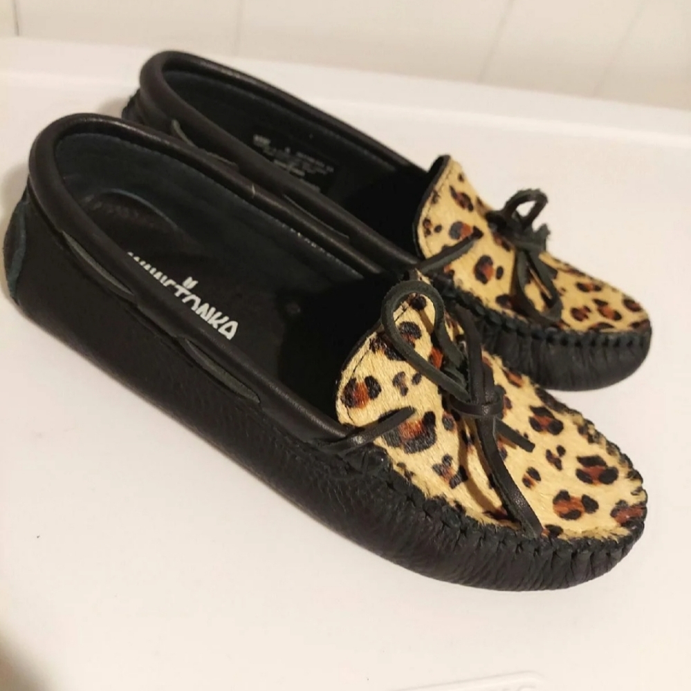 Minnetonka Leopard print Moccasins